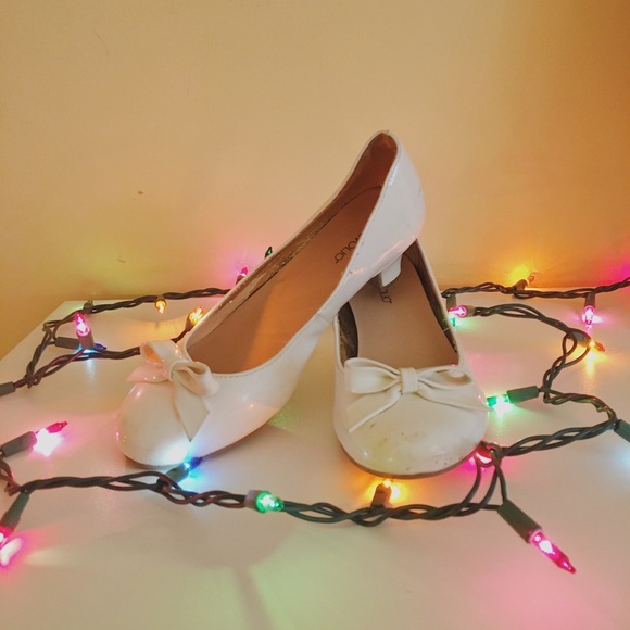 Kids White Bow Heels - Picture 1 of 1